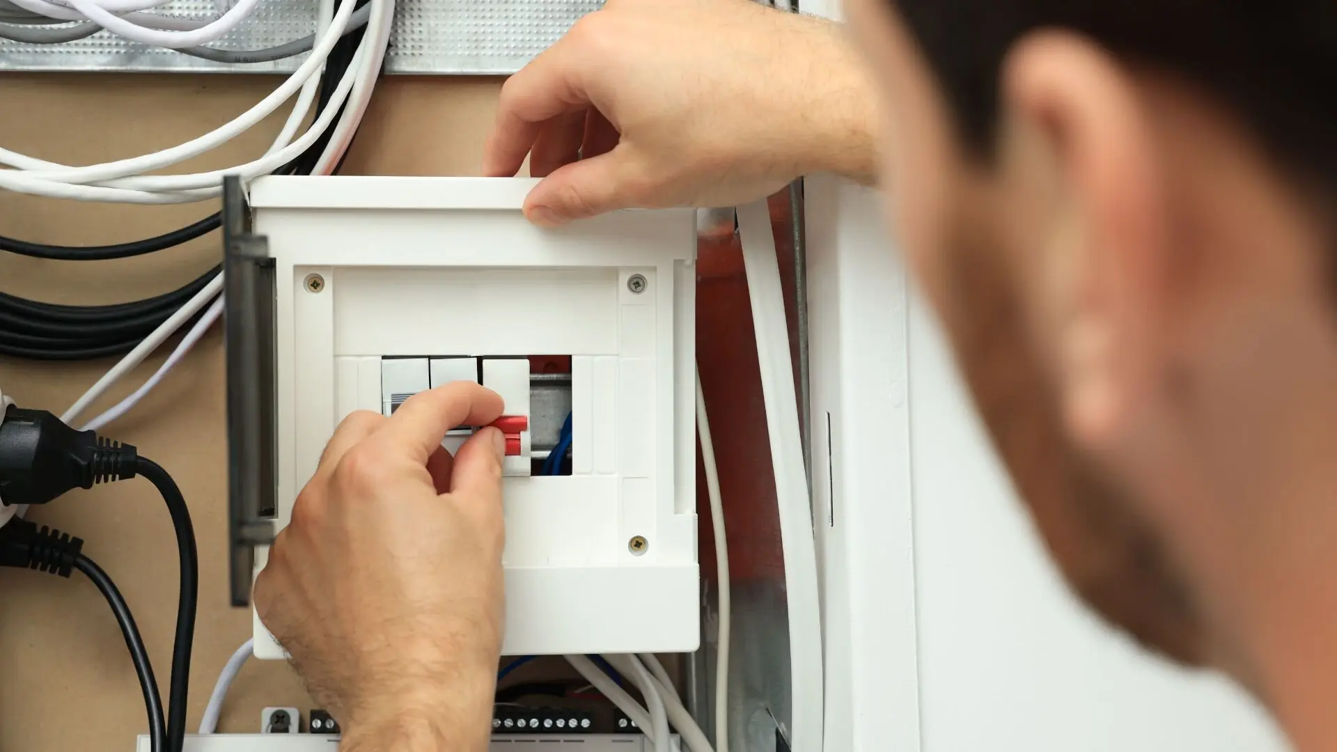 Wie sich die Prüfung ortsfester elektrischer Anlagen auf die Stromkosten auswirkt